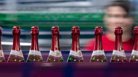 Weil unter anderem Glasflaschen teurer geworden sind, werden Kunden für Sekt von Rotkäppchen-Mumm bald mehr ausgeben müssen. (Foto: Hendrik Schmidt/dpa-Zentralbild/dpa/Archiv)