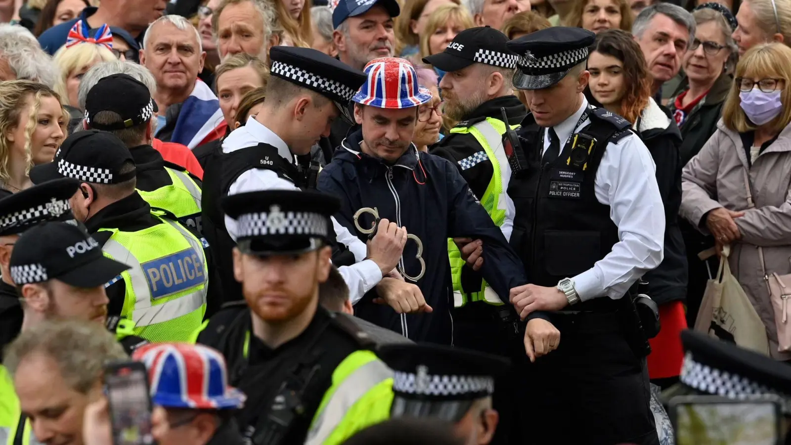 Ein Demonstrant wird am Krönungstag von König Charles in London festgenommen. (Foto: Justin Tallis/Pool AFP via AP/dpa)