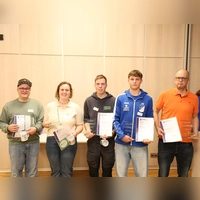 Die Preisträger des erstmals verliehenen Jugendarbeitspreises des Ansbacher Stadtjugendrings sind Matthias Schmidt, Lucy Zink, Jan Altmann, Janes Naser und Stefan Mönius (von links).  (Foto: Alexander Biernoth)