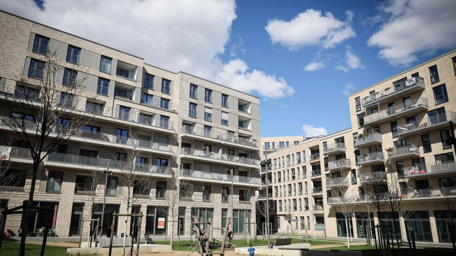 Steigende Immobilienpreise und Wohnungsmangel treiben die Menschen in Deutschland um (Archivbild) (Foto: Christian Charisius/dpa)