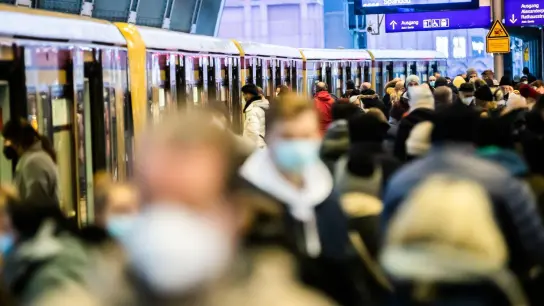 Bundesverkehrsminister Wissung sieht „Anpassungsbedarf für die Maskenpflicht in Bussen und Bahnen“. (Foto: Christoph Soeder/dpa)