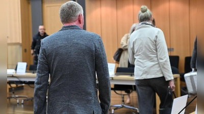 Zum Prozessauftakt vor dem Landgericht Braunschweig benötigte der Staatsanwalt zwei Stunden für die Verlesung der Vorwürfe.  (Foto: Julian Stratenschulte/dpa)