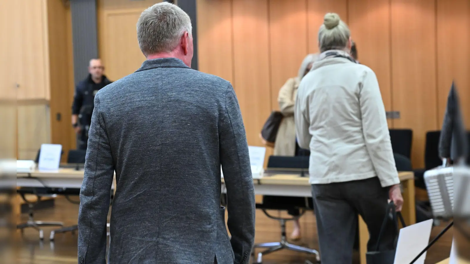 Zum Prozessauftakt vor dem Landgericht Braunschweig benötigte der Staatsanwalt zwei Stunden für die Verlesung der Vorwürfe.  (Foto: Julian Stratenschulte/dpa)