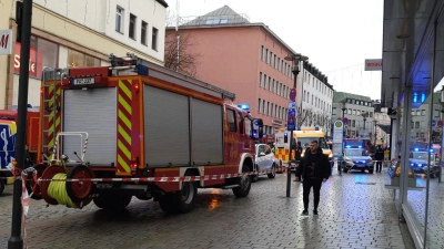 Einsatzkräfte von Feuerwehr und Rettungsdienst am Einsatzort in der Innenstadt von Passau. (Foto: -/Zema Medien/dpa)