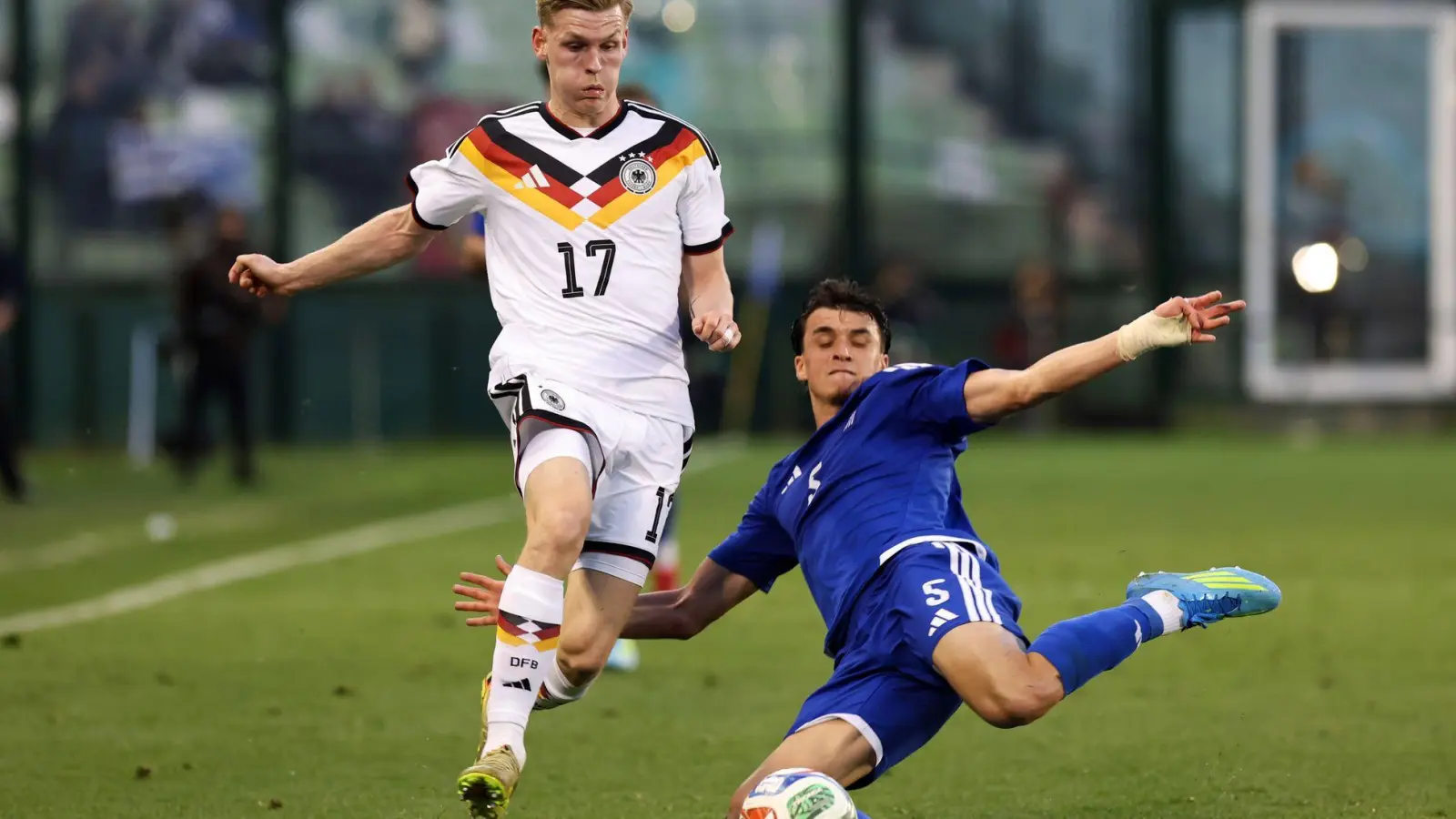 „Brutales Tempo“: Anton Kade (l) im Einsatz für die U21 gegen Griechenland. (Foto: Yorgos Karahalis/dpa)