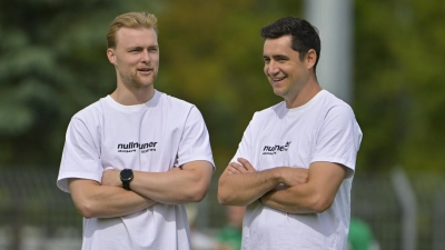 „Eine Herkulesaufgabe” sieht der Sportliche Leiter Christoph Hasselmeier (rechts, hier mit Co-Trainer Niklas Seefried). (Foto: Martin Rügner)