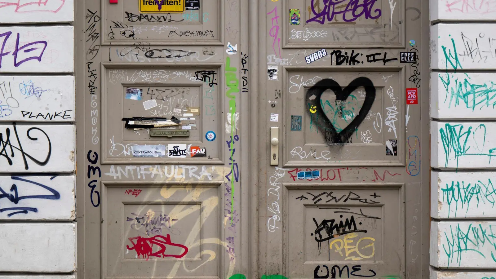Ist das Kunst oder kann das weg? Bei Wohnungseigentümergemeinschaften müssen alle Eigentümer die Kosten für die Graffitientfernung tragen. (Foto: Monika Skolimowska/dpa/dpa-tmn)