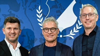 Die Geschäftsführer Markus Schütz (m) und Frank Briel (r) sind nicht mehr für die TSG 1899 Hoffenheim tätig. Ob Andreas Schicker bleibt, ist offen. (Archivbild) (Foto: Uwe Anspach/dpa)