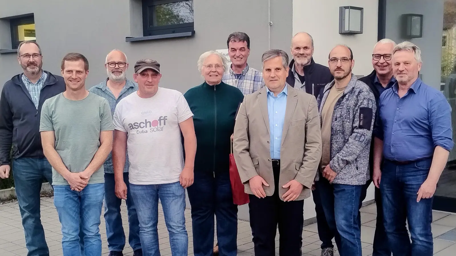 Sie scheiden aus dem Gemeinderat Petersaurach aus und wurden von Bürgermeister Albrecht (rechts) verabschiedet: von links Thomas Weber, Christian Schotterer, Thomas Knapp, Carsten Aschoff, Elsbeth Wolfsgruber, Ulrich Hufnagel, Jürgen Arnold, Andreas Fischer, Bernhard Horneber und Andreas de Groot.  (Foto: Eckard Dürr)