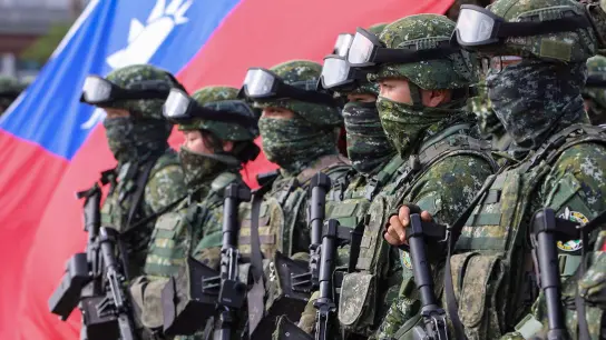 Taiwanesische Soldaten nach einer Bereitschaftsübung in Kaohsiung. (Foto: Daniel Ceng/AP/dpa)