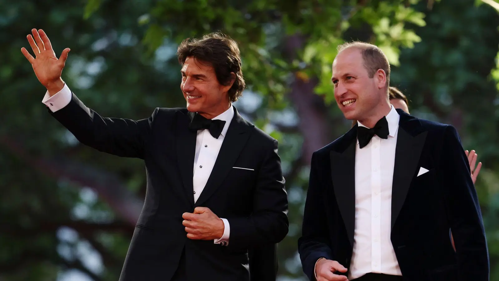 Tom Cruise (l) und Prinz William bei der zur Premiere des Films „Top Gun: Maverick“. (Foto: Dan Kitwood/Getty Pool via AP/dpa)