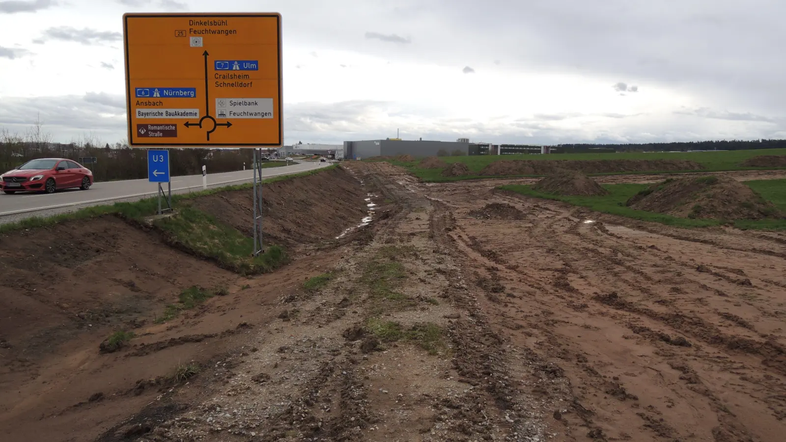 Im Vorfeld der Erschließungsarbeiten für das Industriegebiet West II ist bereits Humus abgetragen worden. Neben der Bundesstraße 25 soll künftig ein Fuß- und Radweg bis nach Weiler am See führen. (Foto: Peter Zumach)