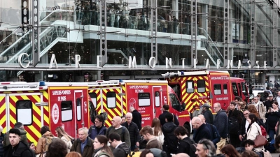 Im Zuge von Ermittlungen wegen häuslicher Gewalt hatten Beamte auf den mit einem Zug ankommenden 44-Jährigen gewartet. (Foto: Thibaud Moritz/AFP/dpa)