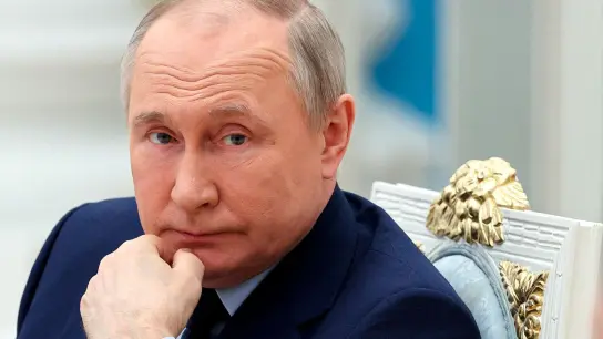 Die einstige Hoffung auf Annäherung mit dem Westen wurde enttäuscht: Wladimir Putin hat den Konflikt mit der Ukraine und deren Verbündeten eskalieren lassen. (Foto: Mikhail Tereshchenko/Pool Sputnik Kremlin/AP/dpa)