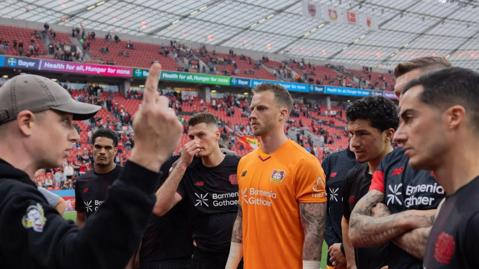 Leverkusener Fans stellten die Mannschaft zu rede.  (Foto: Rolf Vennenbernd/dpa)