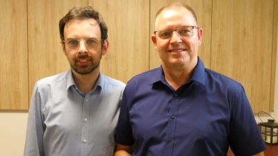Oberbürgermeister Christoph Rösch gratuliert dem neuen Ortssprecher Gerhard Kreiselmeier (rechts). (Foto: Karl-Heinz Gisbertz)