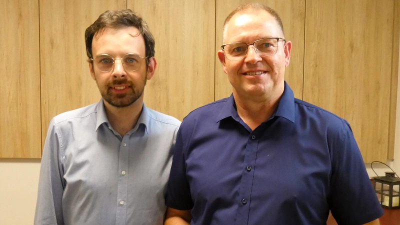 Oberbürgermeister Christoph Rösch gratuliert dem neuen Ortssprecher Gerhard Kreiselmeier (rechts). (Foto: Karl-Heinz Gisbertz)