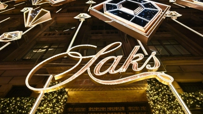 Saks Global entstand 2024 aus der Fusion der US-Luxuskaufhausketten Saks Fifth Avenue und Neiman Marcus. (Archivbild) (Foto: Evan Agostini/Invision/AP/dpa)
