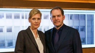 Im neuen Gerichts-Drama von Ferdinand von Schirach spielen Ina Weisse und Godehard Giese ein ehemaliges Paar, das sich vor Gericht gegenübersteht. (Foto: Julia Terjung/ZDF/dpa)