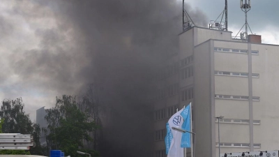 Rauch verhüllt ein Gebäude in Berlin-Lichtenfelde. Bei einem Großbrand in einer Firma für Metalltechnik hat sich am Freitag eine riesige Rauchwolke über dem Westen der Stadt gebildet. (Foto: Michael Bahlo/dpa)