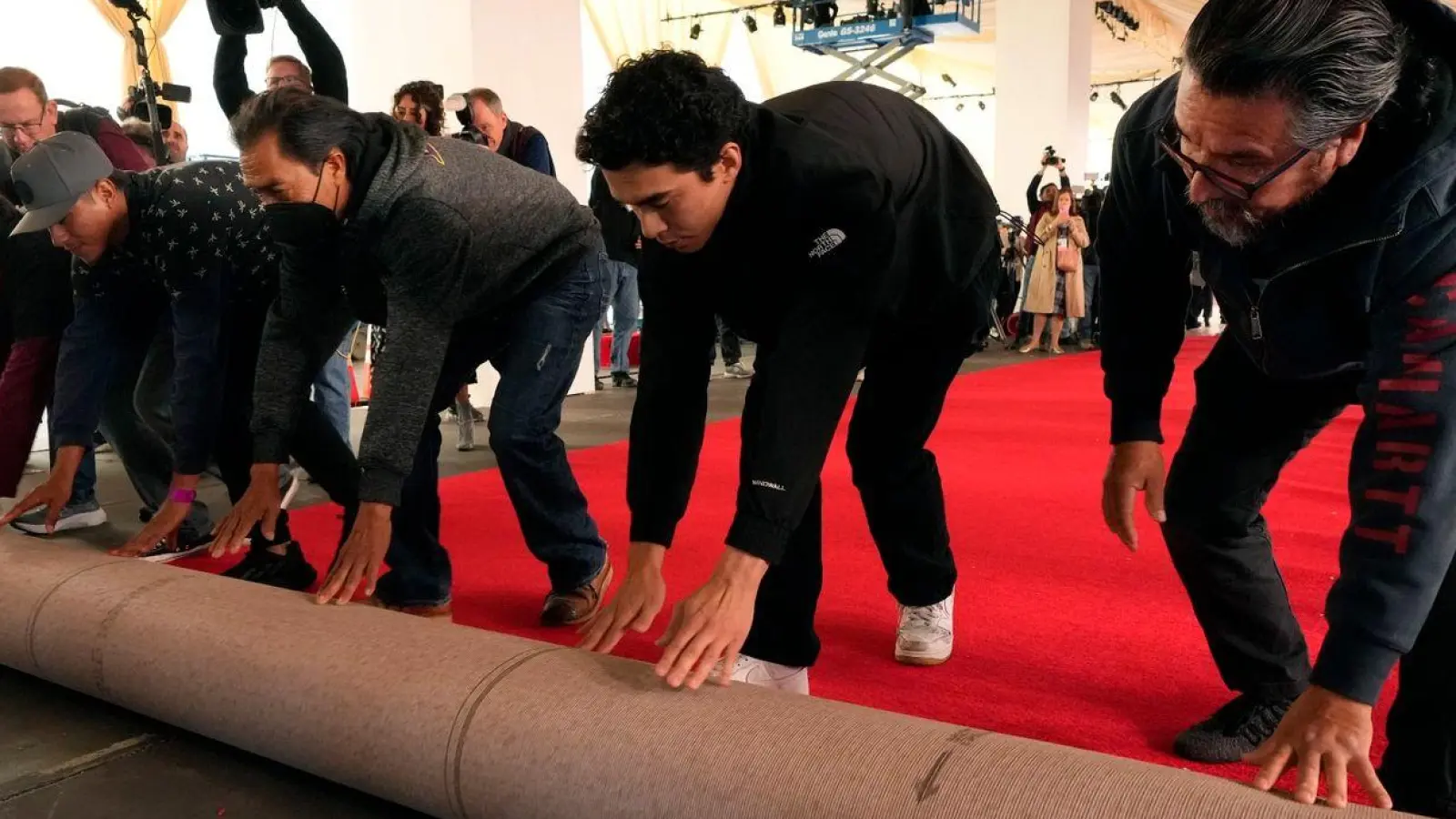 Knapp 100 Meter lang und gut zehn Meter breit bedeckt der Teppich ein Stück des sonst stark befahrenen Hollywood Boulevards. (Foto: Chris Pizzello/Invision/AP/dpa)