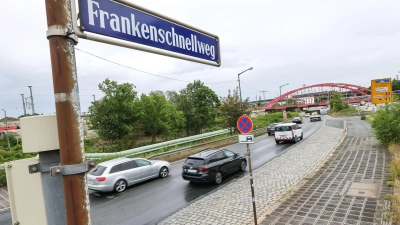 Um den Ausbau des Frankenschnellweges in Nürnberg, einer wichtigen Nord-Süd-Verkehrsachse in der Metropolregion, gibt es seit Jahrzehnten Streit (Archivbild).  (Foto: Daniel Löb/dpa)