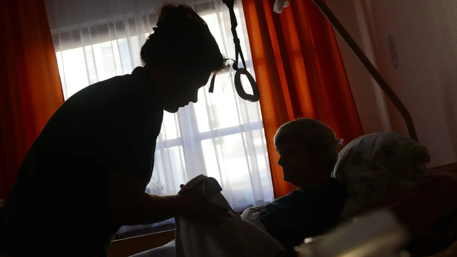 Pflege und Ansprache: Wer mit Patienten arbeitet, braucht Fachwissen und Einfühlungsvermögen. (Foto: Jens Kalaene/dpa-Zentralbild/dpa-tmn)