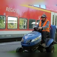 Seit 30 Jahren pflegt Karl Bürger den Bahnhof in seinem Heimatort Walpertskirchen. Dort mäht er beispielsweise regelmäßig den Rasen.  (Foto: Felix Kirberg/dpa)