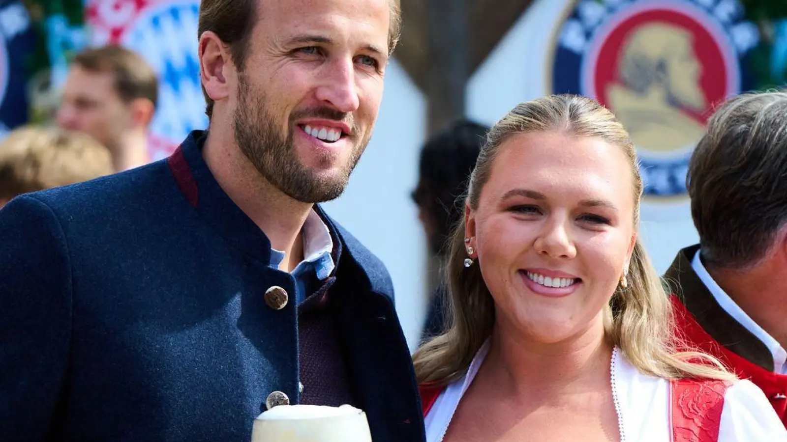  Harry Kane und seine Frau beim Besuch des Okterberfests. (Foto: Sven Hoppe/dpa)