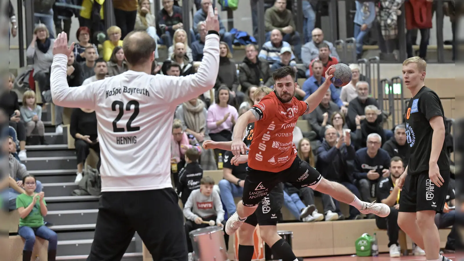 Mit 54 Treffern bester Torschütze des TSV Rothenburg: Srdjan Ilicin (hier im Duell mit Bayreuths Torwart Robin Hennig). (Foto: Martin Rügner)