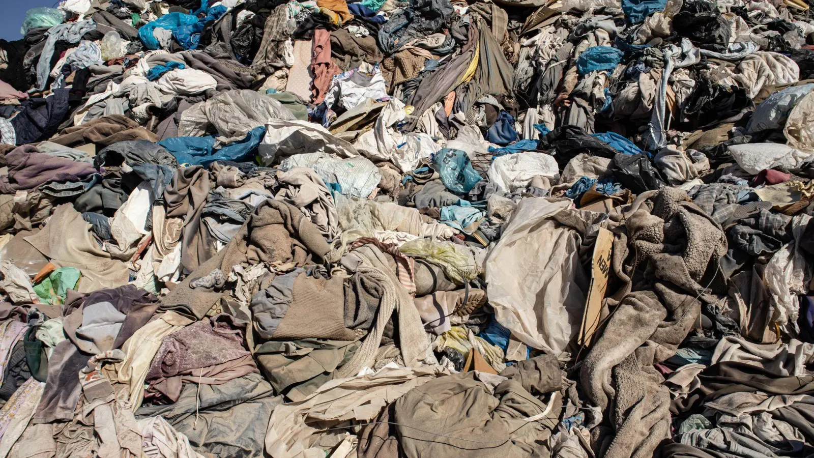 Nach Angaben der EU-Behörde fallen Millionen Tonnen Textilabfälle an, von denen aber nur ein Teil recycelt wird. (Archivfoto) (Foto: Antonio Cossio/dpa)