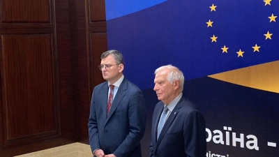 Der ukrainische Außenminister Dmytro Kuleba (l.) und der EU-Außenbeauftragte Josep Borrell sprechen zur Eröffnung des informellen EU-Außenministerrates in Kiew. (Foto: Friedemann Kohler/dpa)