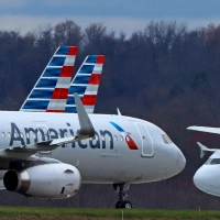 Bei American Airlines hat man für randalierende Passagiere Klebeband an Bord. Andere Airlines wählen auch mildere Mittel. (Foto: Gene J. Puskar/AP/dpa-tmn)