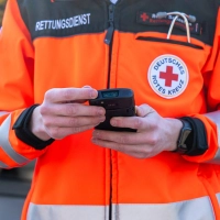 Das Bayerische Rote Kreuz hält den geplanten Uniformtag für eine schlechte Idee. (Archivbild) (Foto: Armin Weigel/dpa)