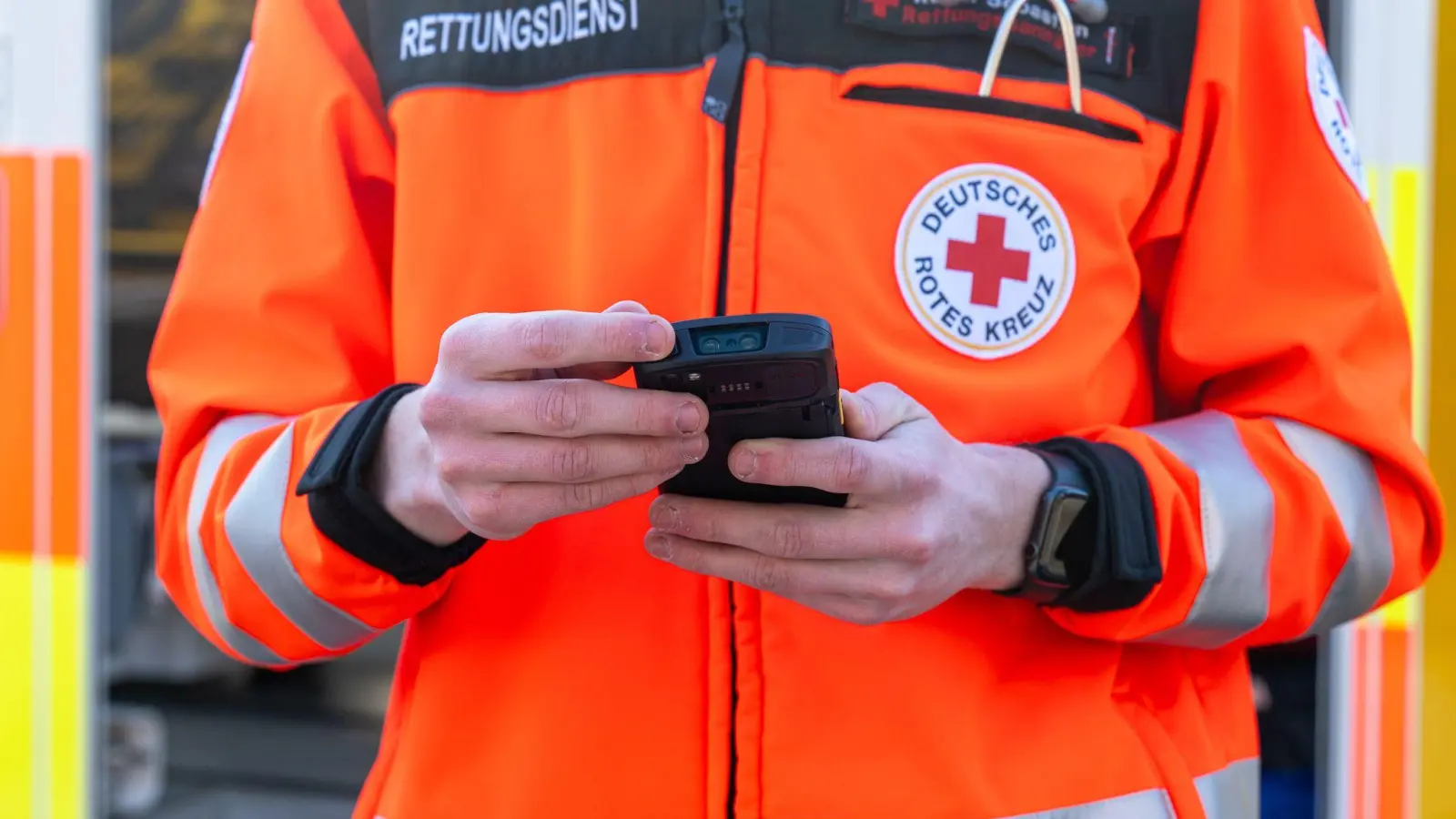 Das Bayerische Rote Kreuz hält den geplanten Uniformtag für eine schlechte Idee. (Archivbild) (Foto: Armin Weigel/dpa)