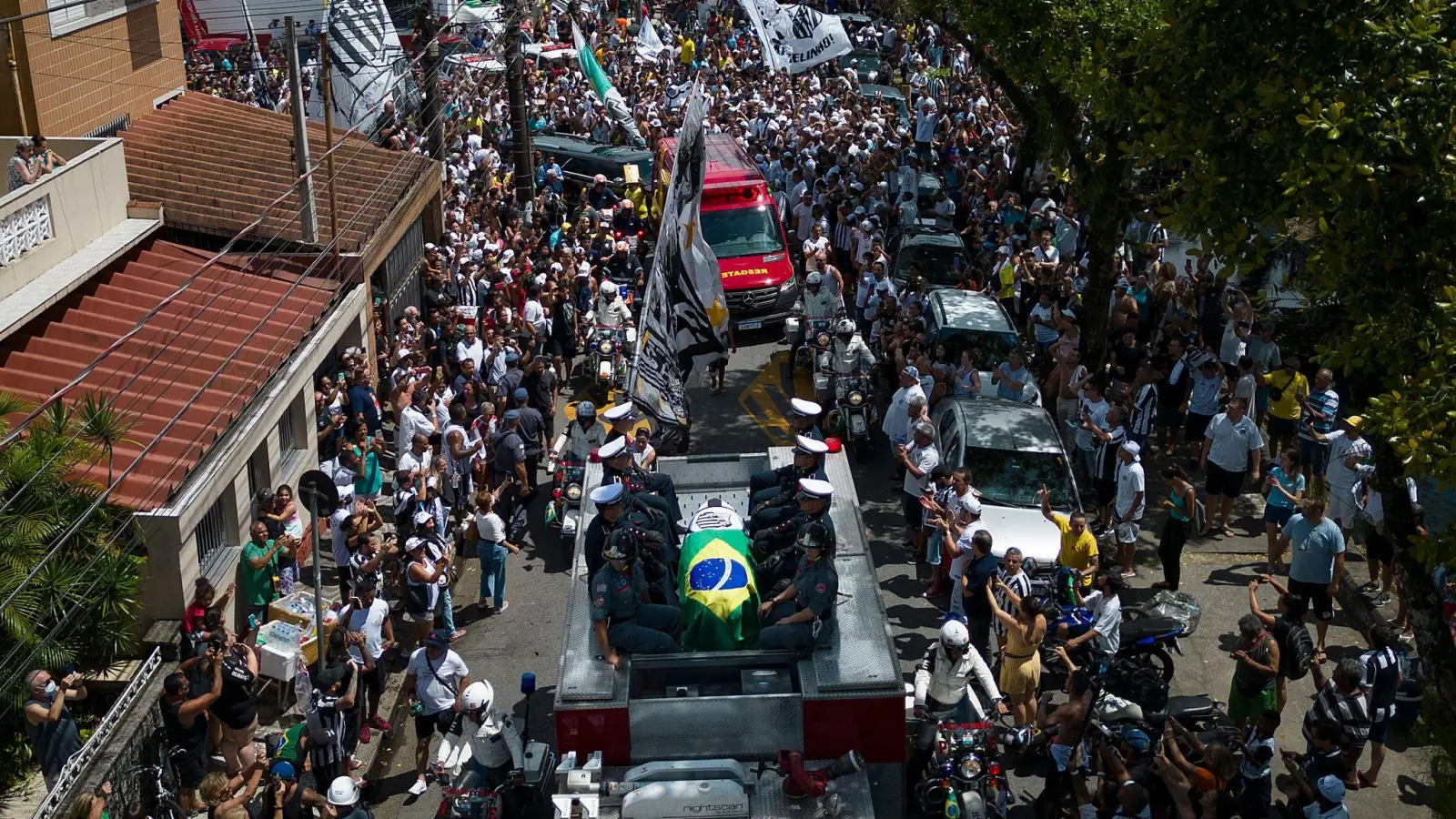 Der Sarg von Pelé bei der Trauerprozession durch Santos. (Foto: Matias Delacroix/AP/dpa)