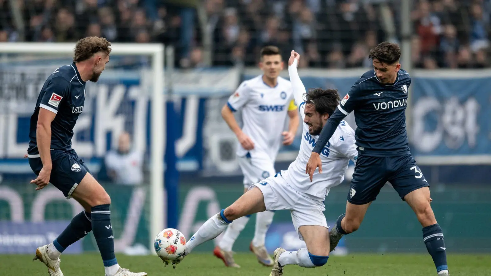 Die Zuschauer in Bochum sahen ein enges Spiel. (Foto: Fabian Strauch/dpa)