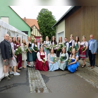 Johannes Schneider (links) und Stefan Horndasch (rechts) mit den Weinhoheiten (von links) Kim aus Seinsheim, Jasmin aus Markelsheim, Magdalena vom Osing als Kaiserin Kunigunde, Selina aus Ipsheim, Alisa vom Oberen Ehegrund, Felicia aus Markt Nordheim, Nadine aus Röttingen, Maren aus Tauberzell, Angelina Seiler, Regina aus Tauberrettersheim, Leon aus Kleinlangheim, Eva aus Nenzenheim, Vanessa aus Hüttenheim, Mareike, Weinkönigin vom Taubertal und (sitzend von links) Anne aus Weigenheim, Christiane aus Ippesheim, Sandra aus Ulsenheim sowie Miriam aus Bullenheim. (Foto: Karl-Heinz Gisbertz)