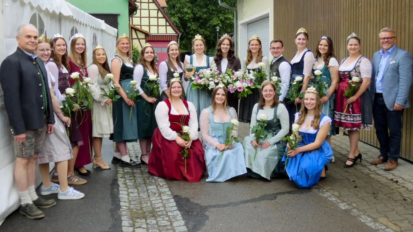 Johannes Schneider (links) und Stefan Horndasch (rechts) mit den Weinhoheiten (von links) Kim aus Seinsheim, Jasmin aus Markelsheim, Magdalena vom Osing als Kaiserin Kunigunde, Selina aus Ipsheim, Alisa vom Oberen Ehegrund, Felicia aus Markt Nordheim, Nadine aus Röttingen, Maren aus Tauberzell, Angelina Seiler, Regina aus Tauberrettersheim, Leon aus Kleinlangheim, Eva aus Nenzenheim, Vanessa aus Hüttenheim, Mareike, Weinkönigin vom Taubertal und (sitzend von links) Anne aus Weigenheim, Christiane aus Ippesheim, Sandra aus Ulsenheim sowie Miriam aus Bullenheim. (Foto: Karl-Heinz Gisbertz)