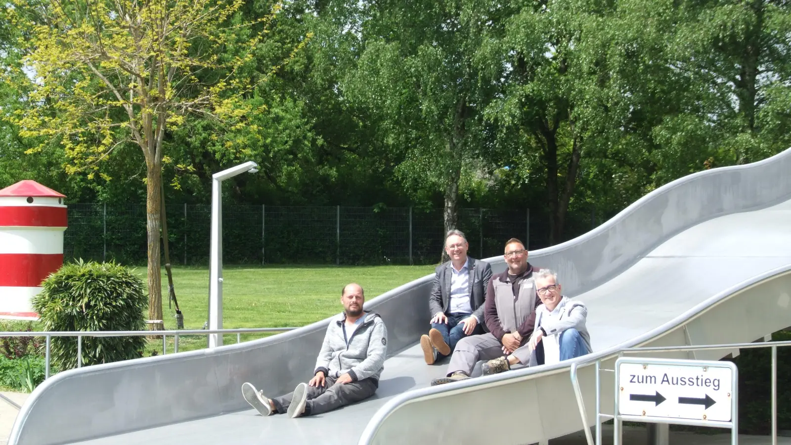 Die Wellenrutsche am Nichtschwimmerbecken des Feuchtwanger Freibads ist einsatzbereit. Davon überzeugten sich (von links) Betriebsleiter Heiko Hercher, dritter Bürgermeister Herbert Lindörfer, der Fachangestellte für Bäderbetriebe, Rainer Schuster, und Bürgermeister Patrick Ruh. (Foto: Jasmin Kiendl)