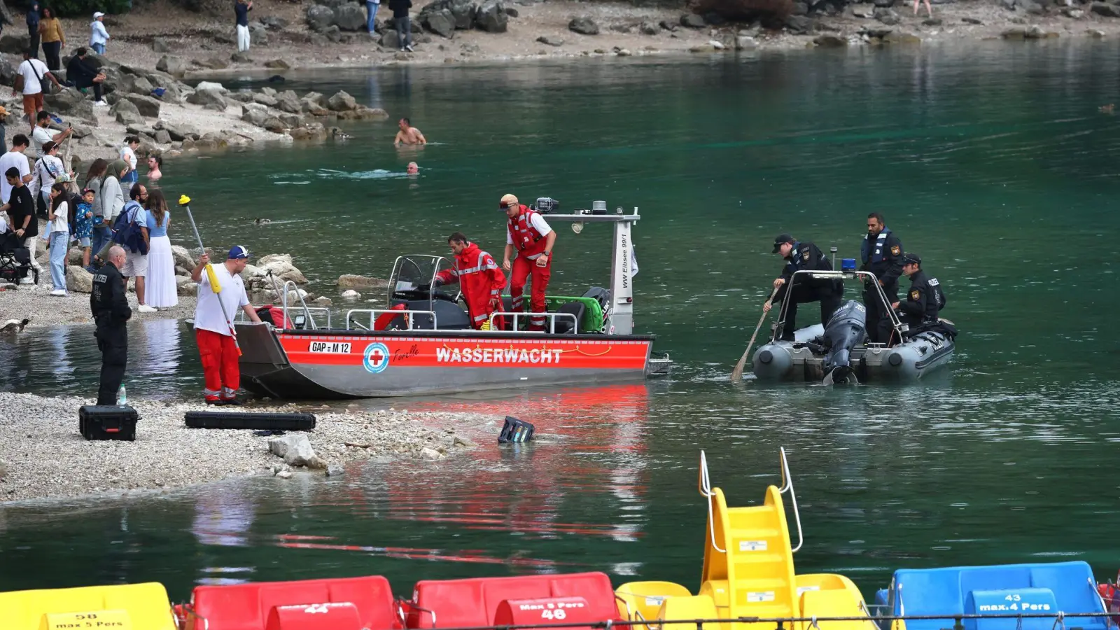 Der Junge war laut der Polizei vom Boot ins Wasser gefallen. Der Vater hatte versucht, ihn zu retten.  (Foto: Karl-Josef Hildenbrand/dpa)