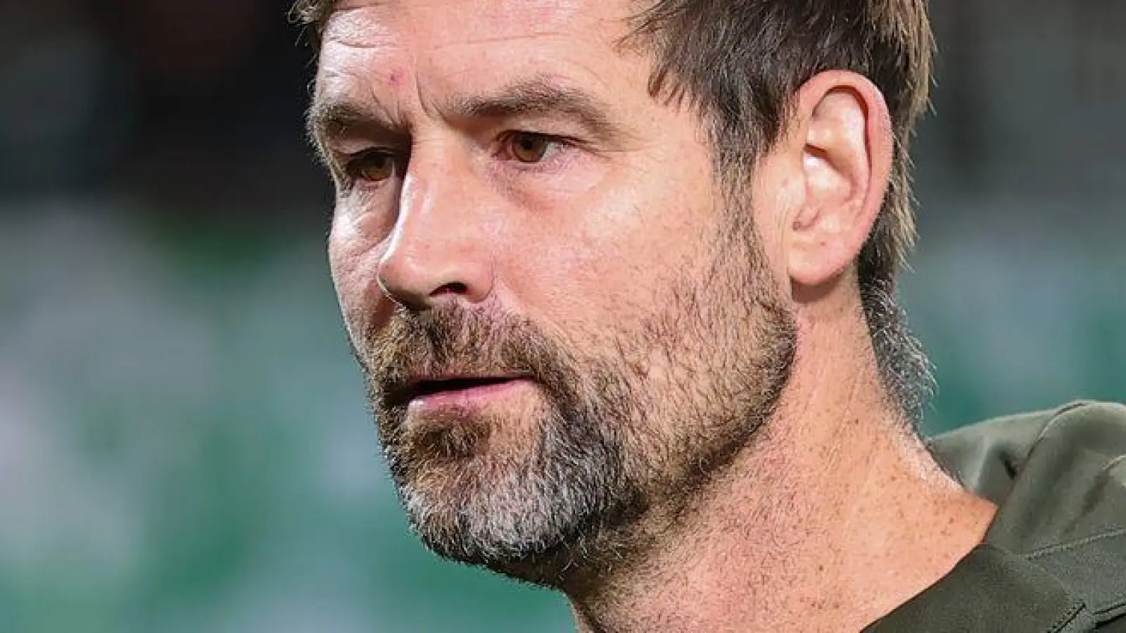 Trainer Thomas Kleine kündigt die Entscheidung für das Tor an. (Foto: Daniel Karmann/dpa)