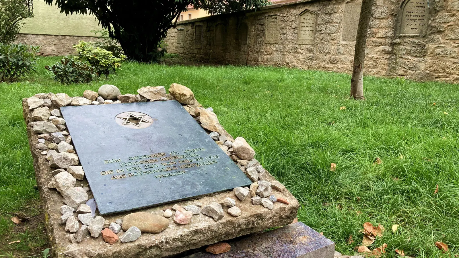 Auf dem Gedenkstein beim Judentanzhaus am Weißen Turm liegen eigentlich immer Steine. Auf jüdischen Gräbern und Gedenkstätten werden nicht Blumen, sondern Steine abgelegt – ein alter Brauch. Damit wird unter anderem die Gleichheit aller Menschen symbolisiert, denn niemand soll durch übertriebenen Blumenschmuck über andere gestellt werden. (Foto: Clarissa Kleinschrot)