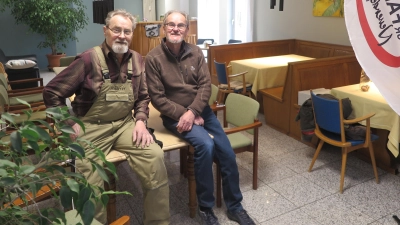Der Bürgertreff ist eingerichtet: Schreinermeister Reinhold Schierer (links) und sein „Geselle“ Armin Stephan. (Foto: Eckard Dürr)