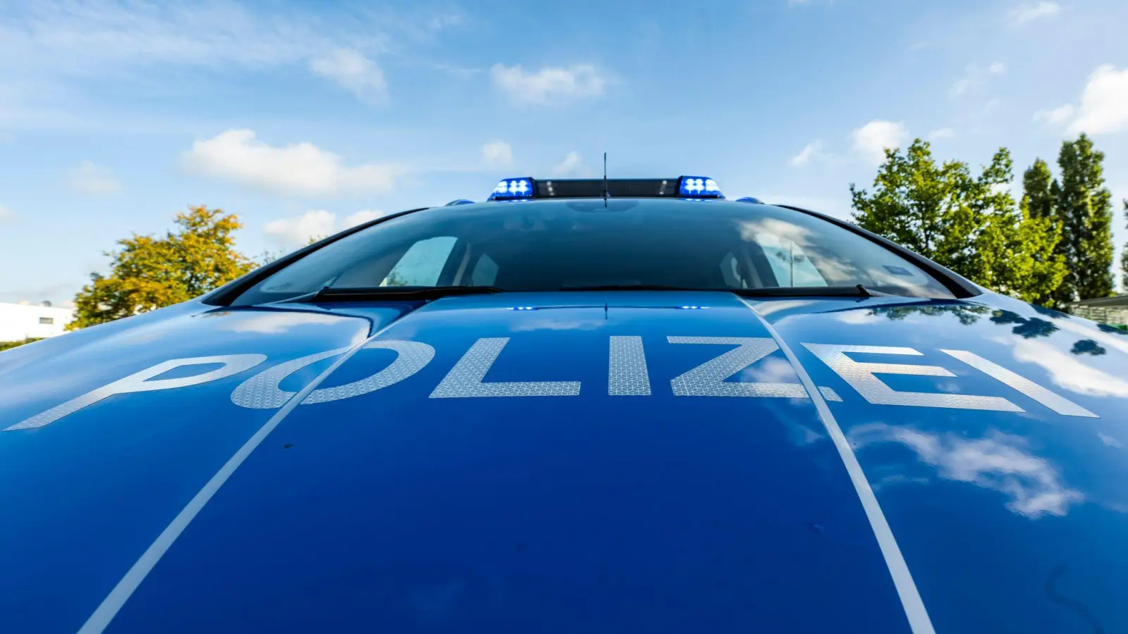 Auf der Motorhaube eines Streifenwagens steht der Schriftzug „Polizei“. (Foto: David Inderlied/dpa/Illustration)