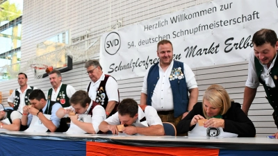 Bei der Schnupfmeisterschaft in Markt Erlbach nahmen zahlreiche Schnupfer teil, sowie – unter dem kritischen Blick ihres Kampfrichters – auch Markt Erlbachs Bürgermeisterin Dr. Birgit Kreß (rechts). (Foto: Gudrun Schwarz)