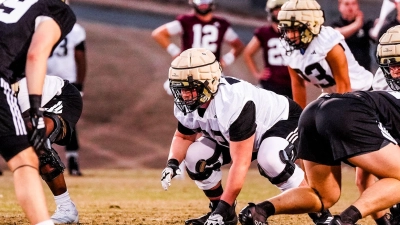 Ein großer Mann macht sich klein und spungbereit: Moritz Schmoranzer (Bildmitte, weißes Trikot, kauernd) beim Training mit seinen neuen Teamkollegen am Wofford College in Spartanburg.  (Foto: Wofford College Athletics)