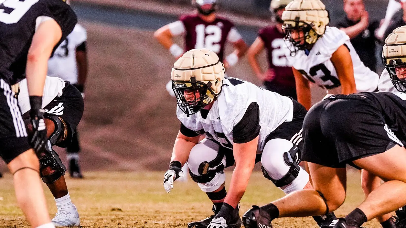 Ein großer Mann macht sich klein und spungbereit: Moritz Schmoranzer (Bildmitte, weißes Trikot, kauernd) beim Training mit seinen neuen Teamkollegen am Wofford College in Spartanburg.  (Foto: Wofford College Athletics)