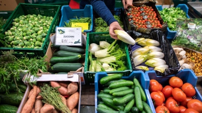 Gemüse auf einem Wochenmarkt: Die Erzeugerpreise sind weiterhin auf hohem Niveau. (Foto: Hauke-Christian Dittrich/dpa)
