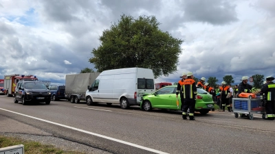 Drei Fahrzeuge waren in den Auffahrunfall am Ortsrand von Lenkersheim verwickelt. (Foto: Nina Daebel)